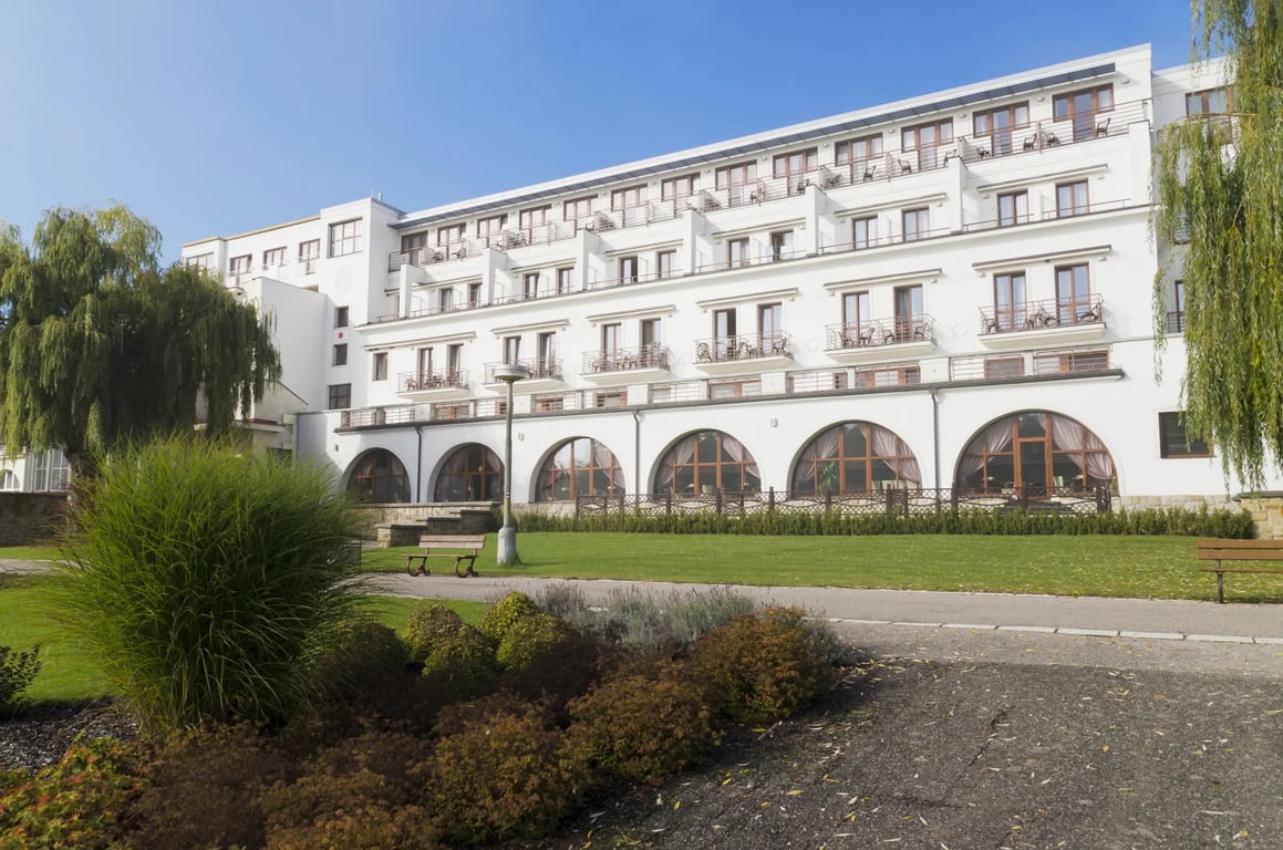 Kdysi hrdost republiky, dnes zapomenuté ruiny. Lázně, které Čechům nic neříkají, přesto jsou zdarma.