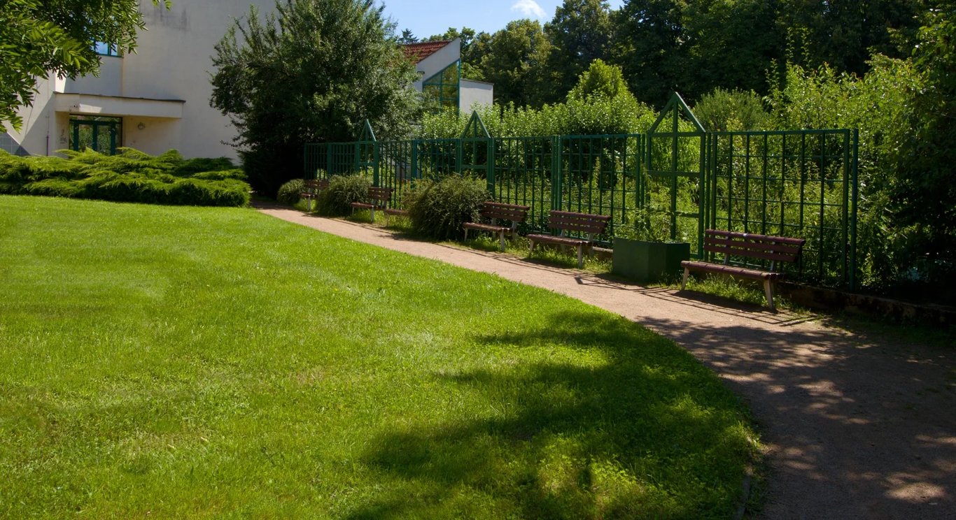 Tyto lázně znají turisté lépe než místní. Klid, vůně lesa a voda, která má zázračnou sílu.