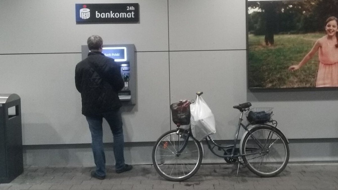 Využíváte bankomaty k výběru hotovosti? Čeká vás problém. Na tohle si dejte velký pozor