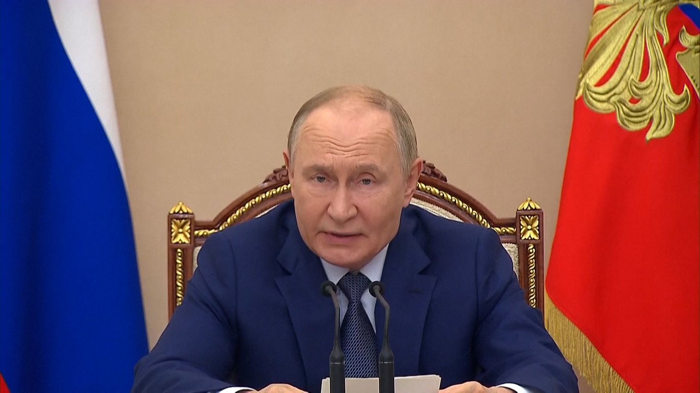Rusko úspěšně válčí, Kyjev by měl žádat o mír, tvrdil prezident Putin v Soči