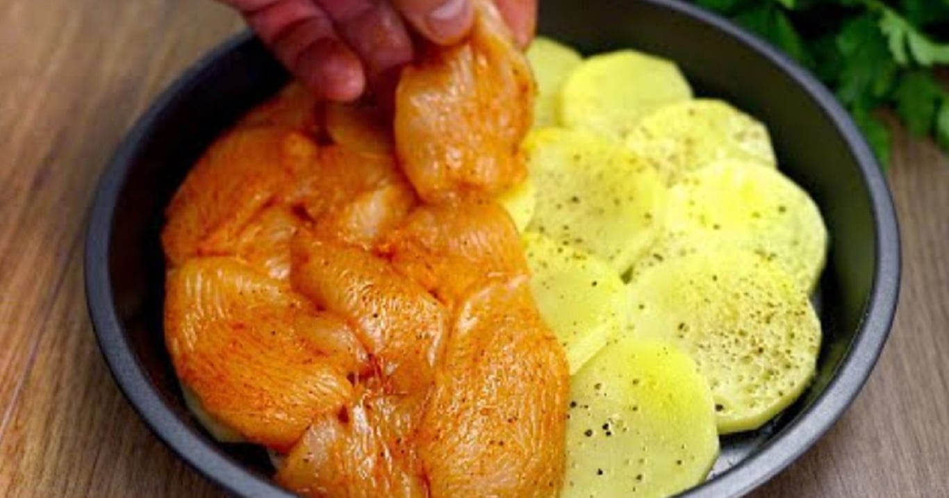Do pekáčku vyskládám brambory, přidám kuřecí plátky + tuto 1 vrstvu navíc – jednoduchý oběd, který miluje celá rodina