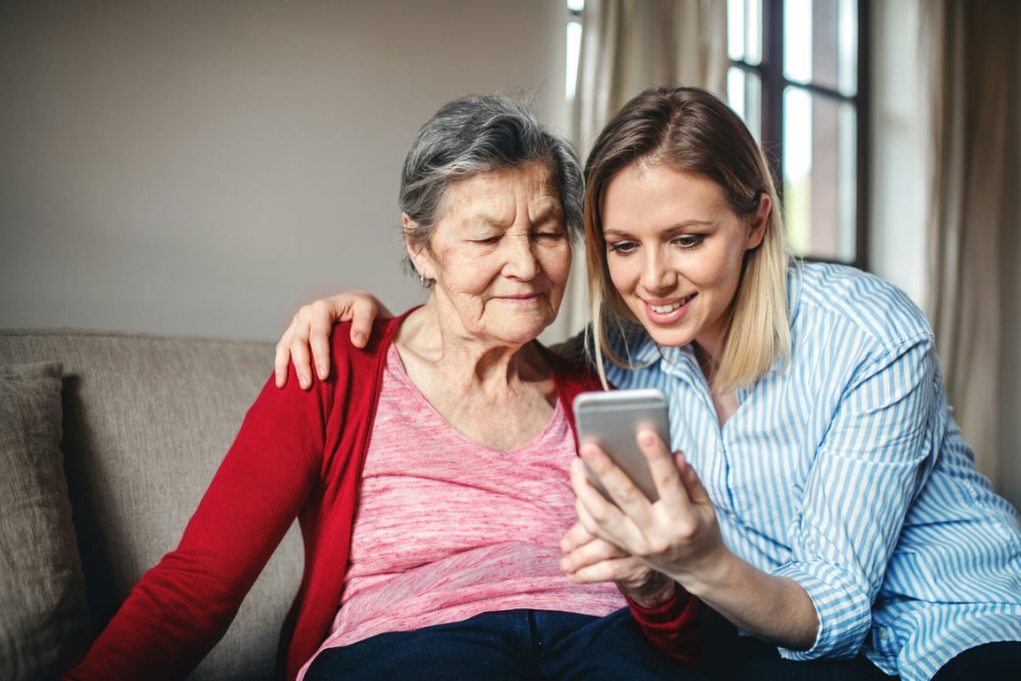 Nejhorší mobily pro seniory 2025: Češi si je kupují ve velkém a pak litují