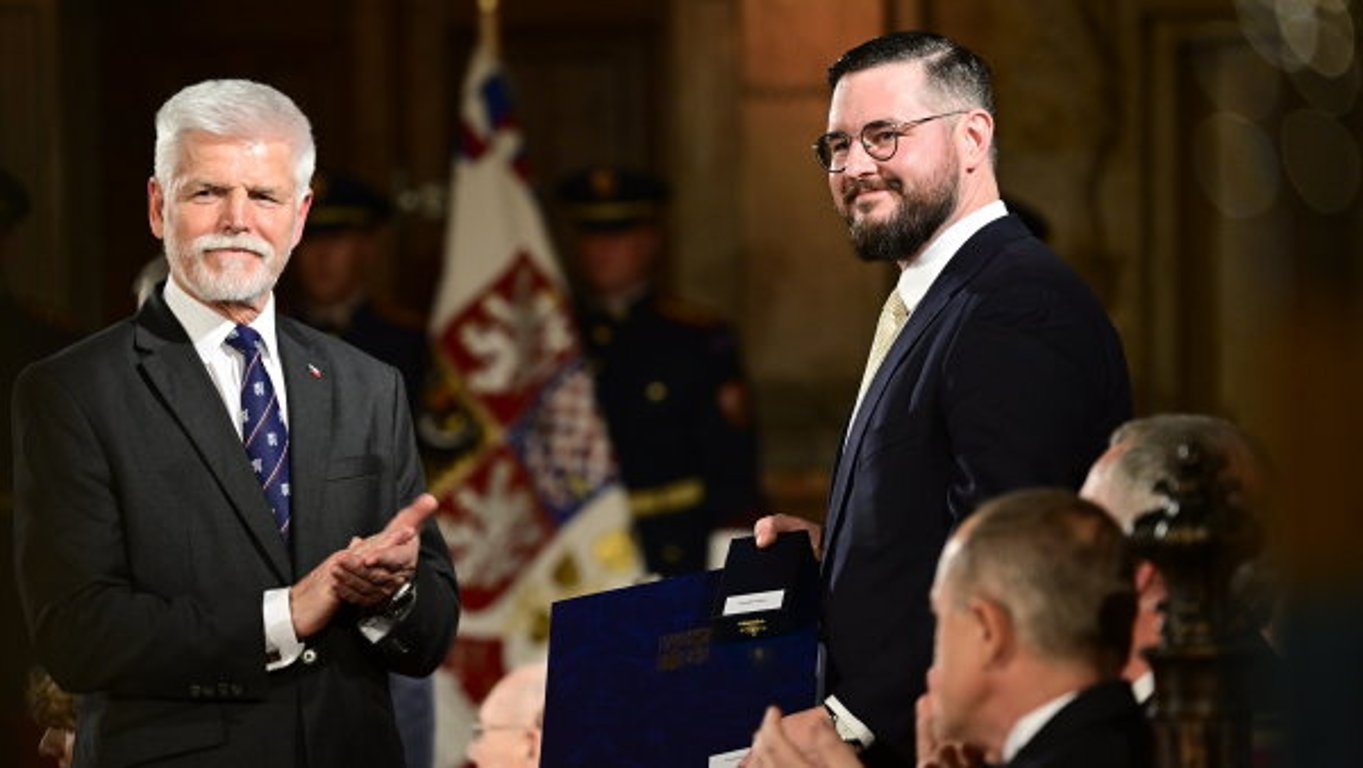 Nejvyšší státní vyznamenání získali Svěrák, Navrátilová a Drábová. Medaili za zásluhy dostal podnikatel Josefa Průšu