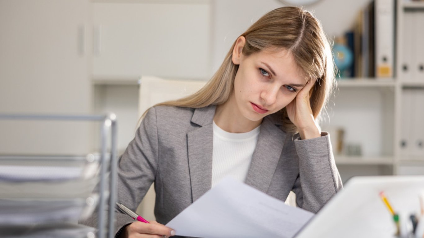 Po šesti letech na mateřské má Diana pocit, že jí rapidně kleslo IQ. Po návratu do práce zažívá vyhoření