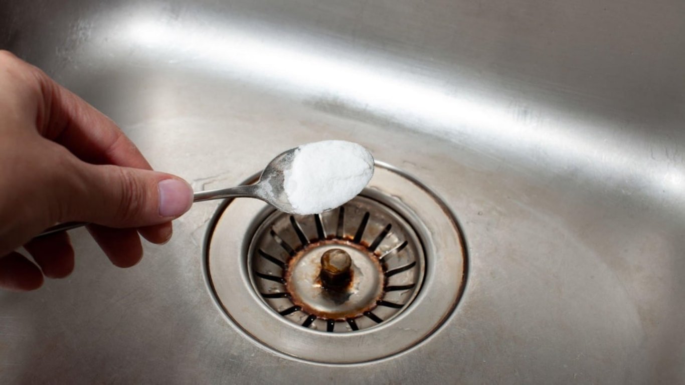 Tenhle levný pomocník mě nikdy nezklamal. Za desetikorunu ho používám v odpadu i v mrazáku a vždycky pomohl