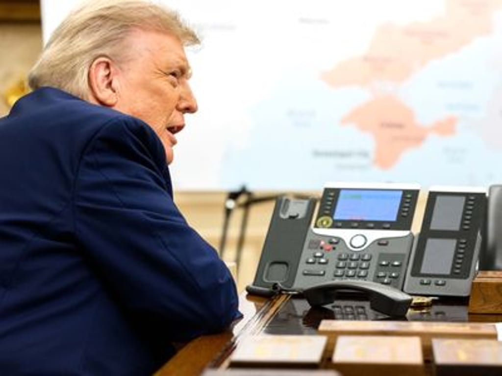 Surrealismus, neofašisti, Trumpovo charisma a moc. Rusové reagují na "mírový" summit