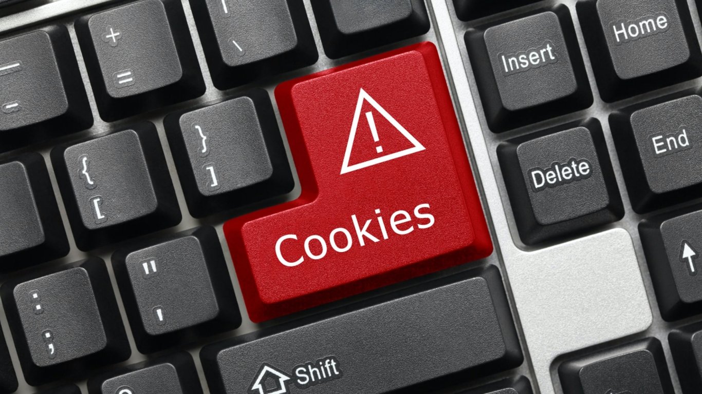 Experti varují před tlačítkem „povolit cookies“. Málokdo tuší, komu tím ve skutečnosti otevírá dveře