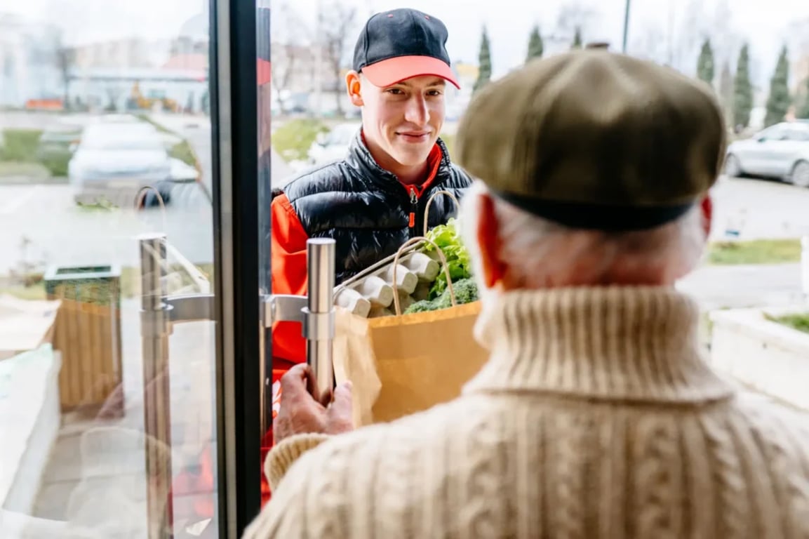 Vozit se seniorům mohou i samotné nákupy. 