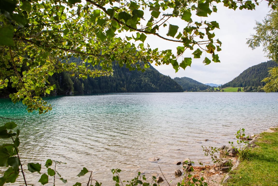 Češi sem jezdí s lahvemi: voda z tohoto jezera je čistší než balená, tohle místo musíte vidět.