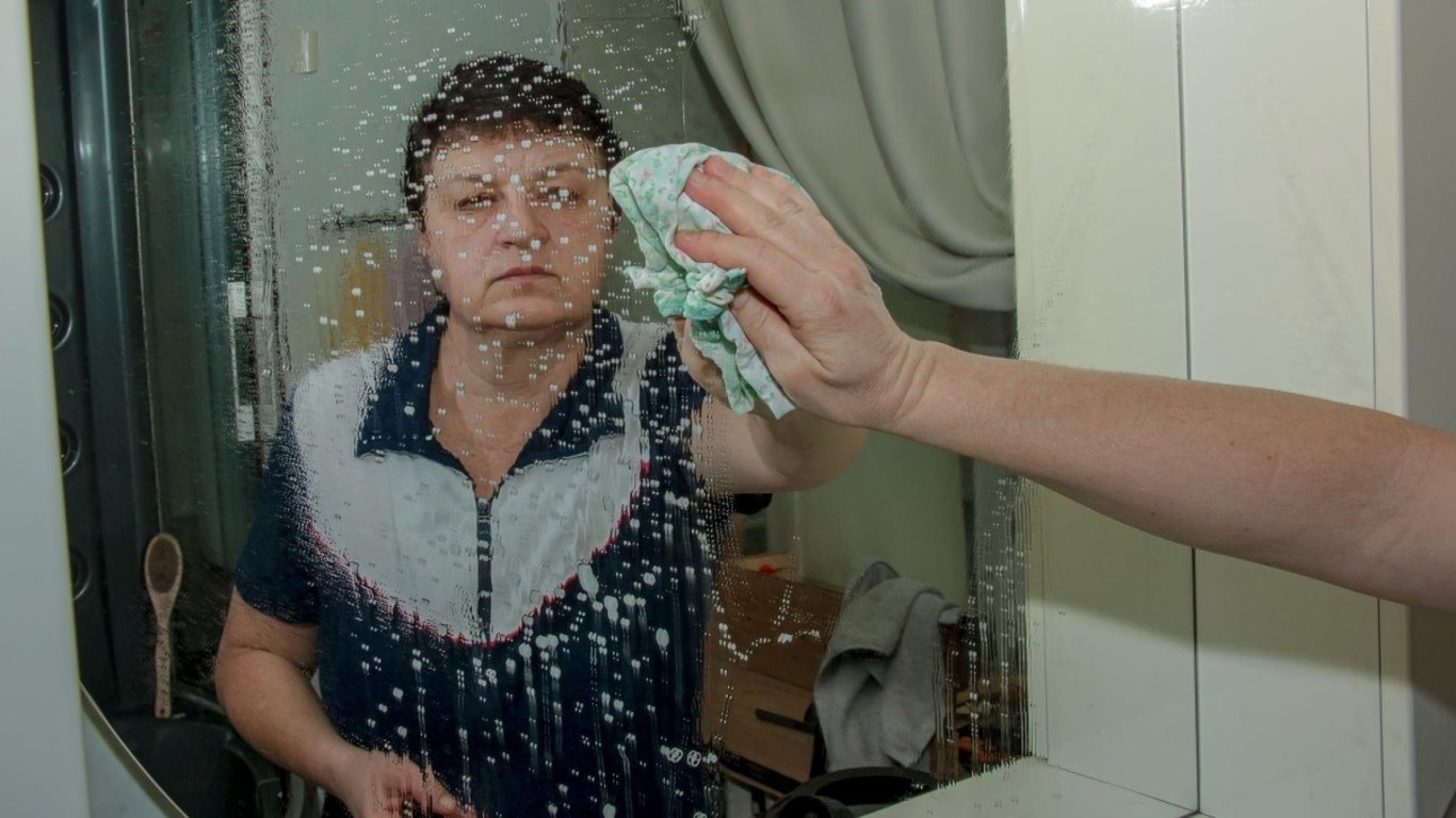 Zamlžené zrcadlo zmizí během vteřiny. Stačí použít přípravek, který se běžně používá na něco úplně jiného