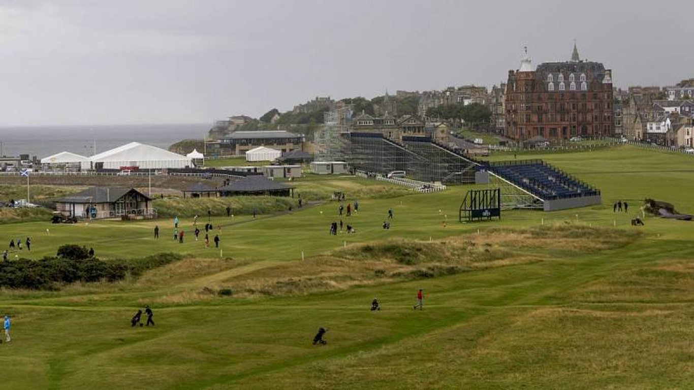 Lidé na starém hřišti v St Andrews, St Andrews, Fife, Skotsko.