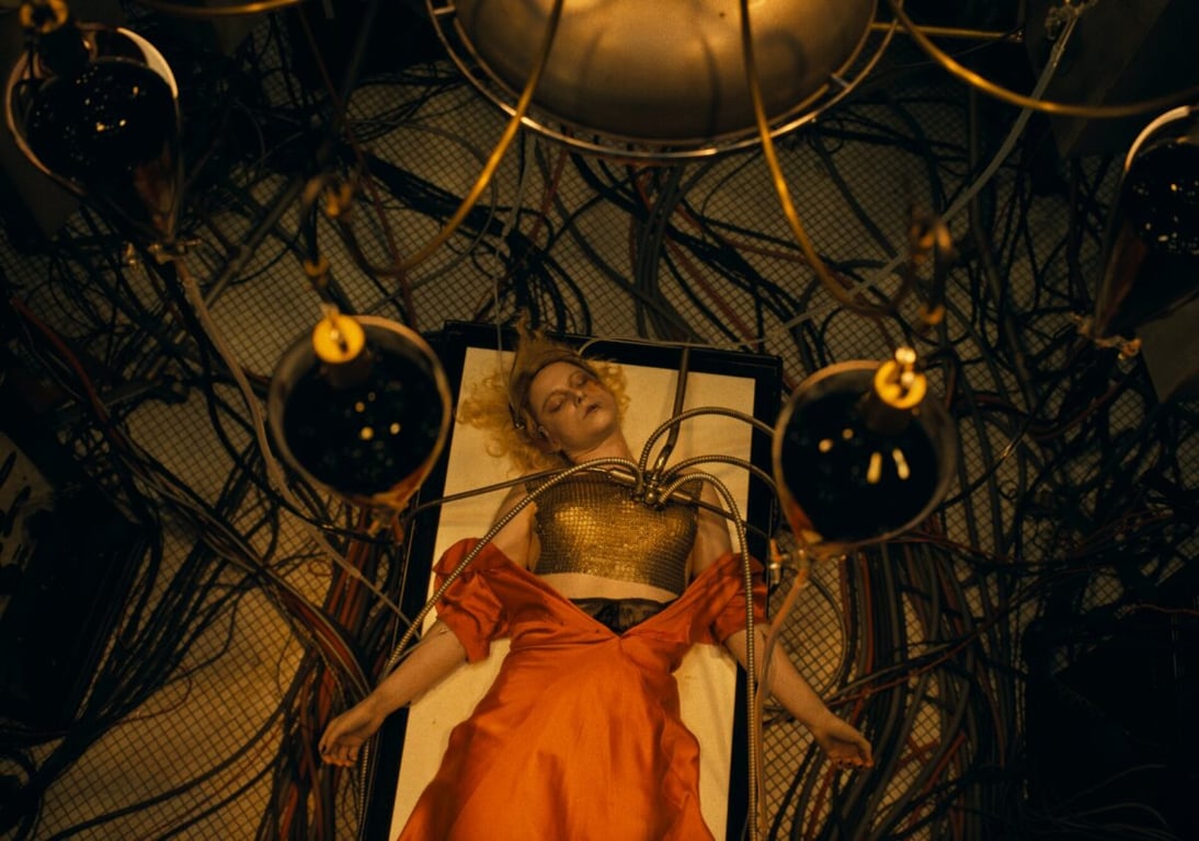 Morbidní horor o Frankensteinově nevěstě představuje temně jiskřivý trailer. Christiana Balea v něm nepoznáte
