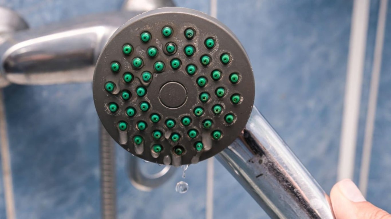 Stačí pět minut jednou ročně a sprcha se leskne jako nová. Směs ze dvou běžných věcí nahradí i drahé čističe