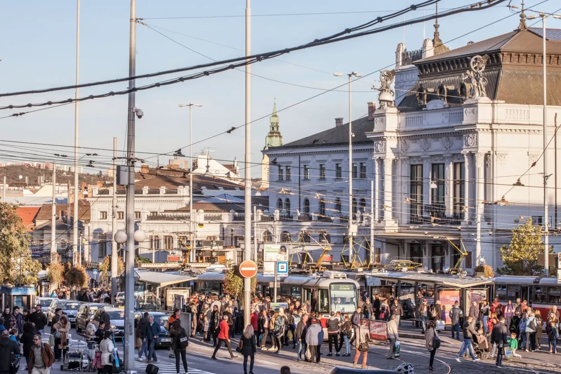 Toto je bezkonkurenčně nejstrašnější vlakové nádraží Česka. Vypadá jako město duchů a bojí se tu Češi i cizinci