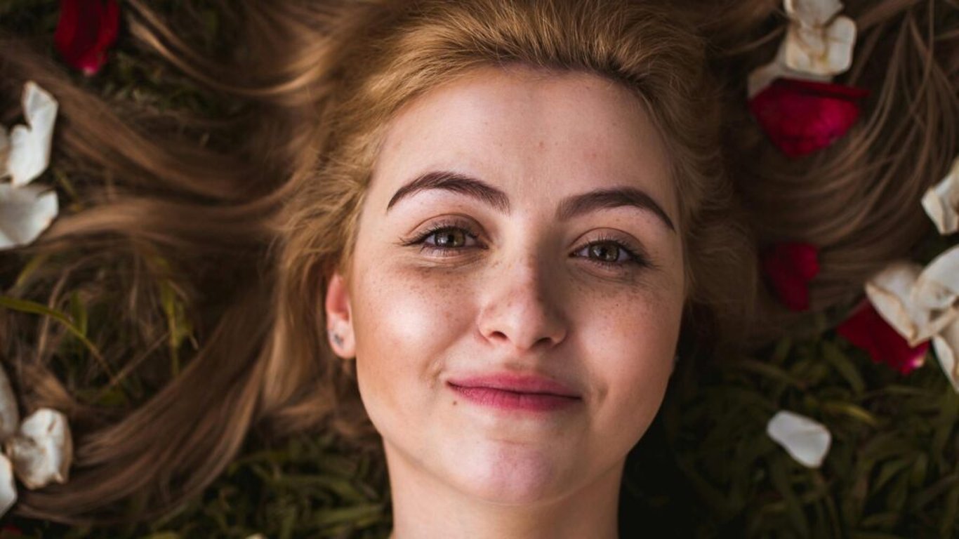 Detoxikuje tělo a má pozitivní účinky na pleť