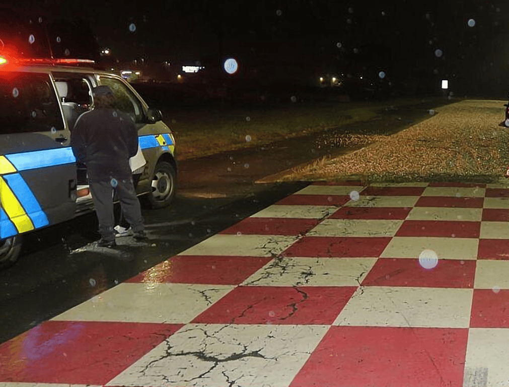 Pauza na čurání v nouzovém pruhu pro kamiony: ze štěrku seniorovu fabii tahali hasiči