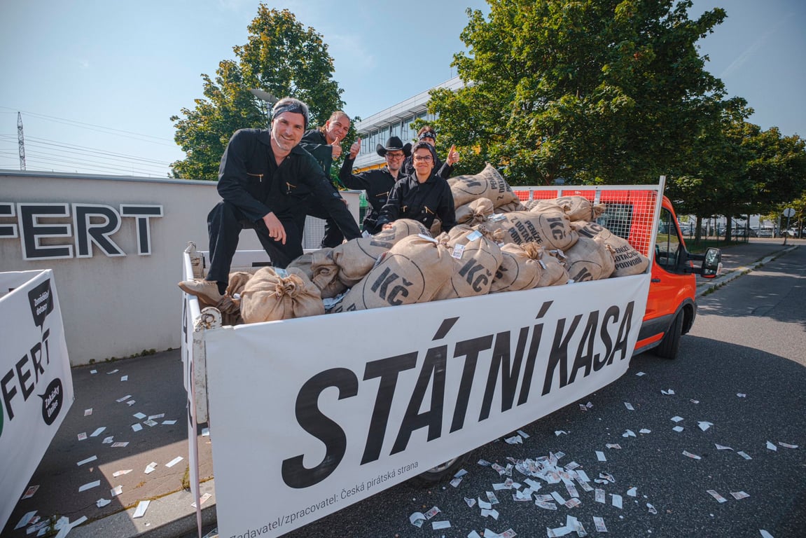 Trapný happening: Piráti vrací nakradené peníze lidem
