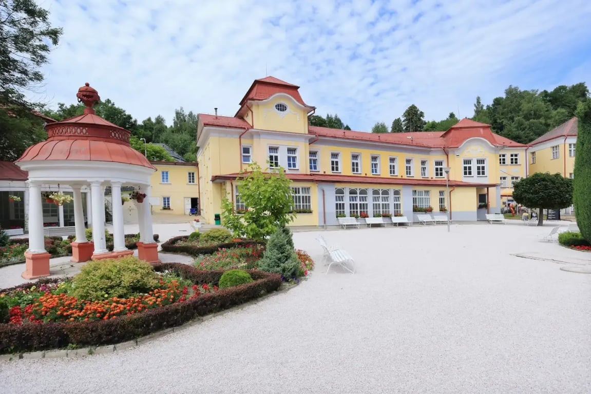 Neuvěříte, že toto jsou nejlevnější lázně v Česku. Luxus jak na zámku, nebeský klid a důchodci mají pobyt zdarma