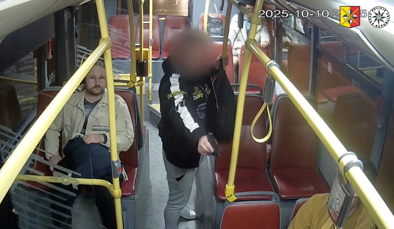 Drama v pražském autobusu. Muž mířil pistolí na cestující, policie hledá svědky