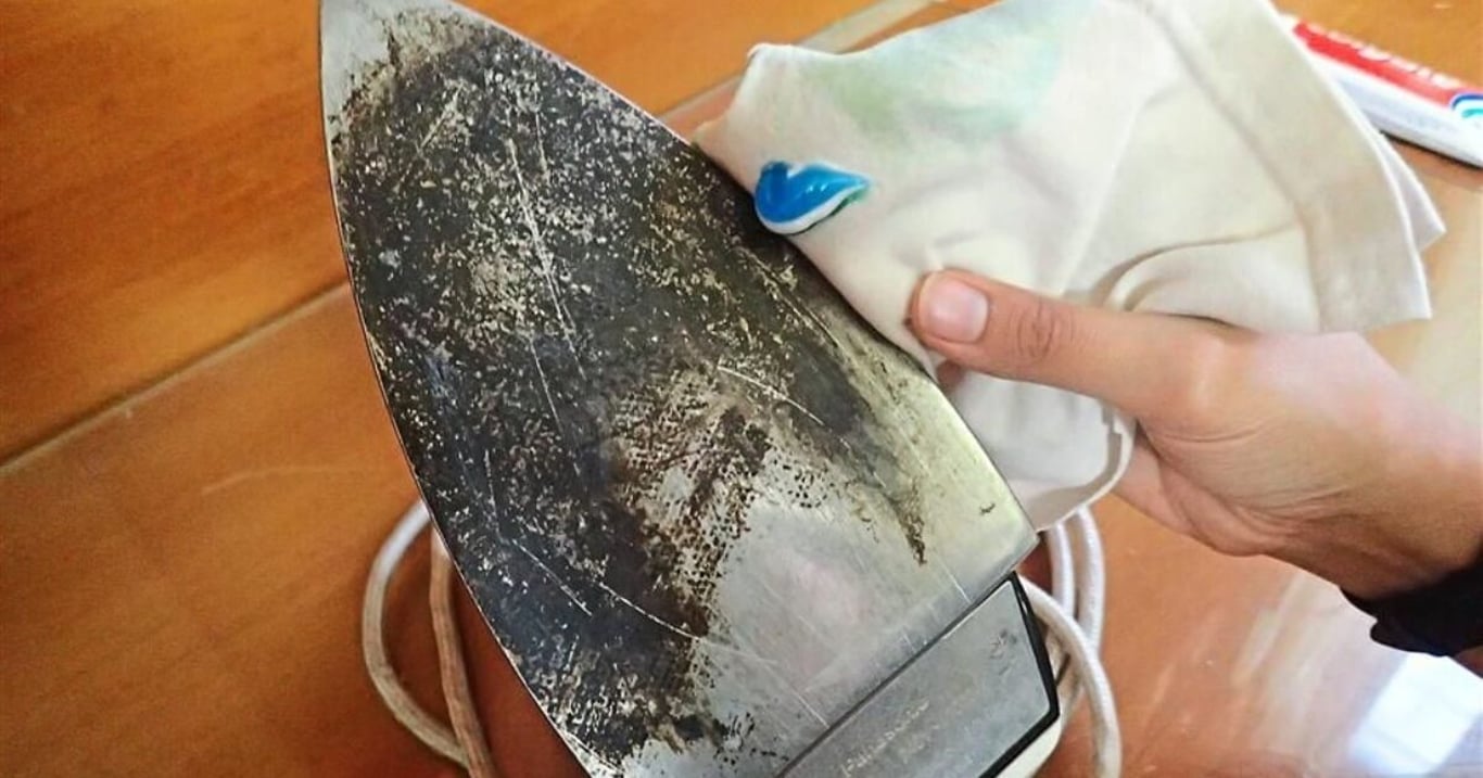 I spálená žehlička může znovu vypadat jako nová. Pomůže jednoduchý trik, který zvládne každý