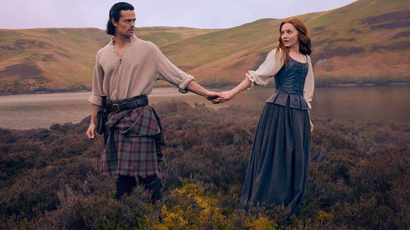 Romantika a intriky v novém kabátě. Příběh rodičů Claire a Jamieho vás dostane