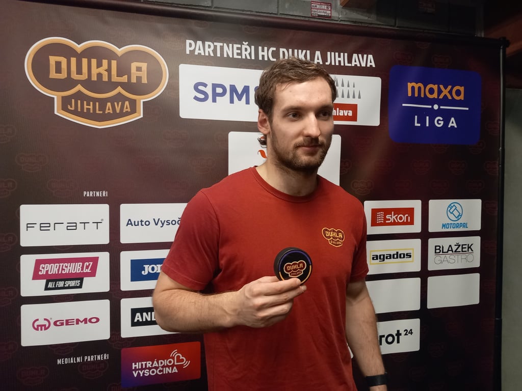 VIDEO: Menšík má puk, kterým dal první gól v aréně, trenér Ujčík se hodně mračil