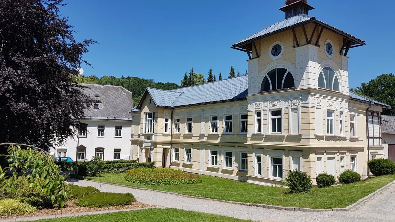 Zázrak ukrytý v srdci Česka: Lázně, kam se nejezdí, ale měly by. Léčba tu stojí méně než víkend v hotelu.