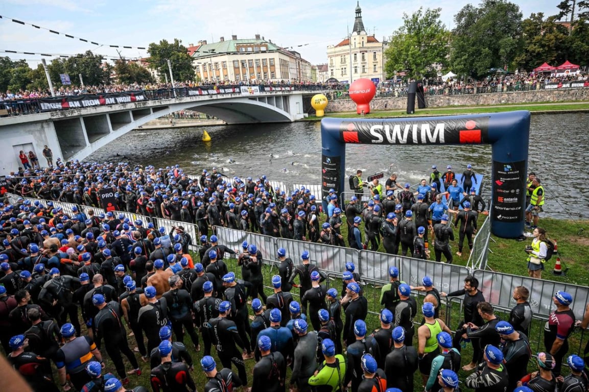 IRONMAN je tady: hradecké nábřeží je plné závodníků