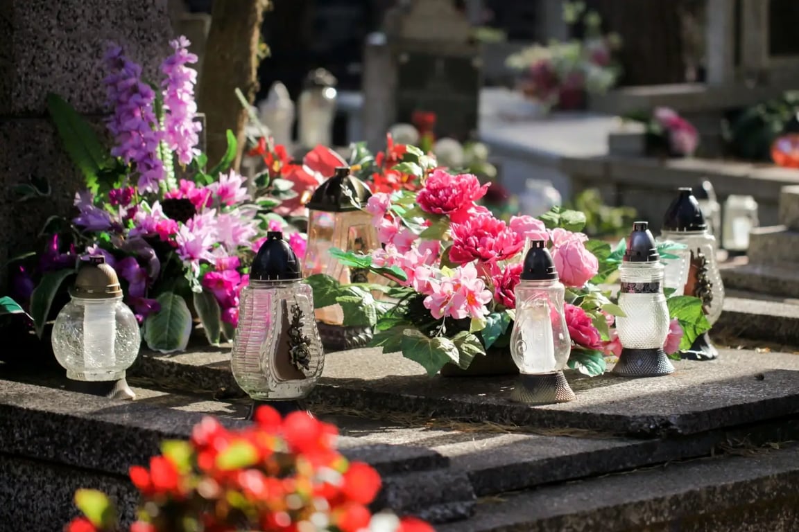 Nejjednodušší podzimní výzdoba na hrob: Je důstojná, krásná a nestojí čas ani peníze
