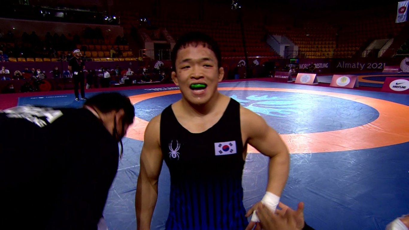 Drobný wrestler ohromil. Korejec s 60 kily zvedl a zahodil 130kilového obra