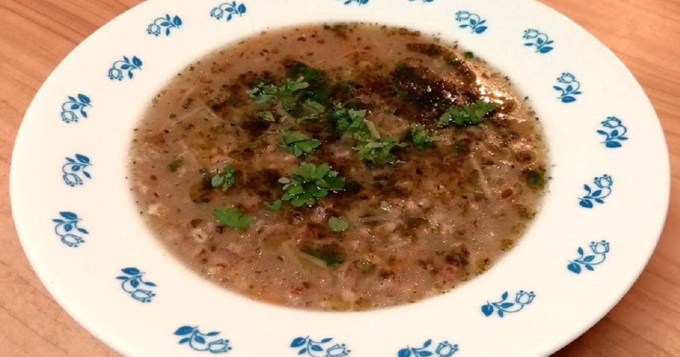 Staročeská kroupová polévka – poctivá, rychlá a z obyčejných surovin. Přesně takto ji vařily naše babičky