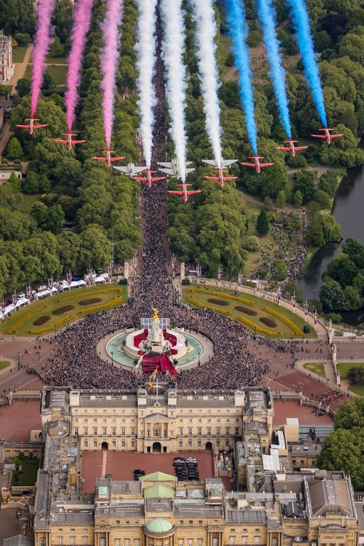 Legendární Red Arrows nad Karlovým mostem. Armáda má pro Prahu velké překvapení