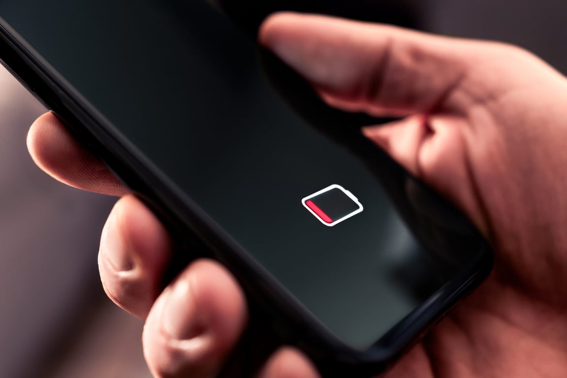Telefon ukazuje 100 %, ale vydrží sotva den. Proč se nedá věřit ani baterii