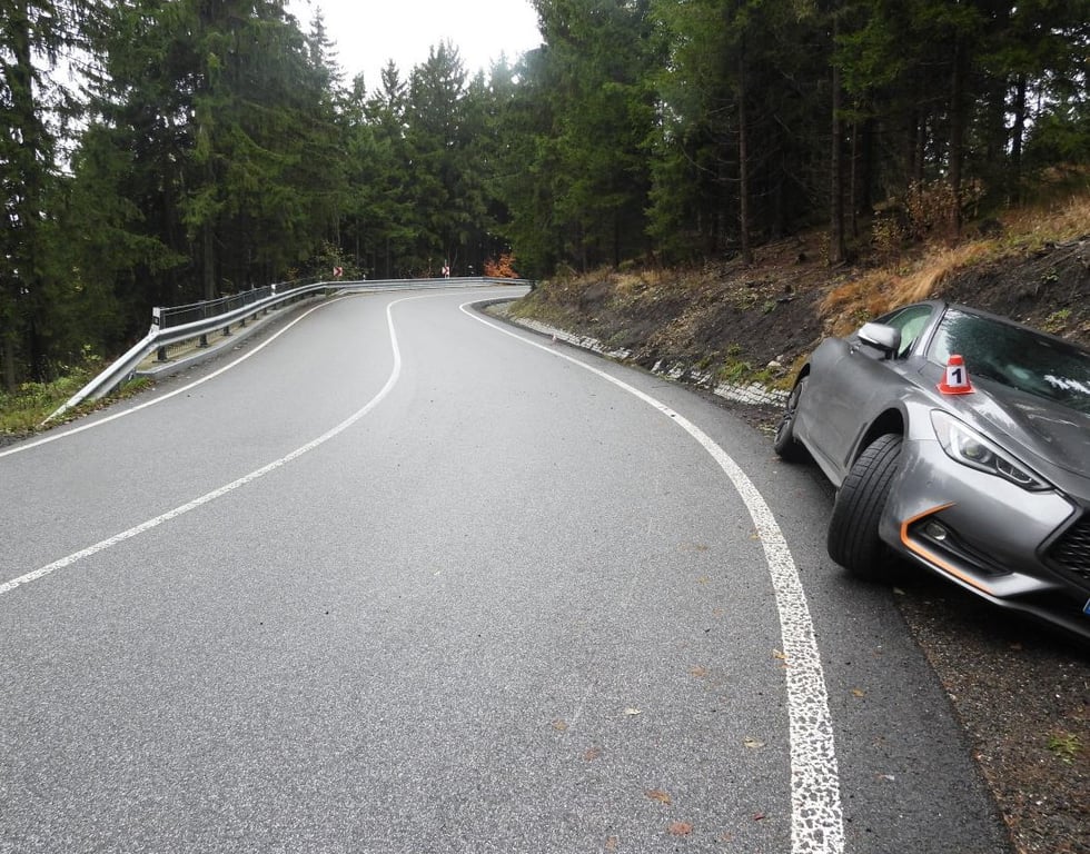 Luxusní vůz skončil po smyku v příkopě, škoda na něm je vyčíslena na 450 tisíc