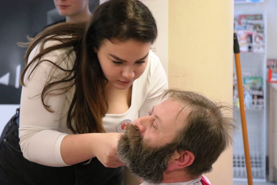 Studenti oholí mužům v novoměstské nemocnici kníry. Movember podpoří i urologové