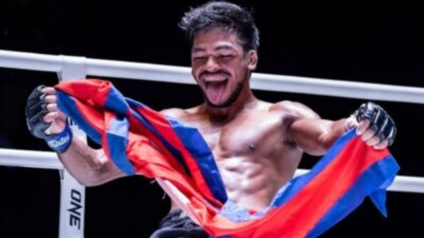 Brutální konec MMA zápasu vyděsil i komentátora. Rozhodčí na turnaji BRAVE totálně selhal