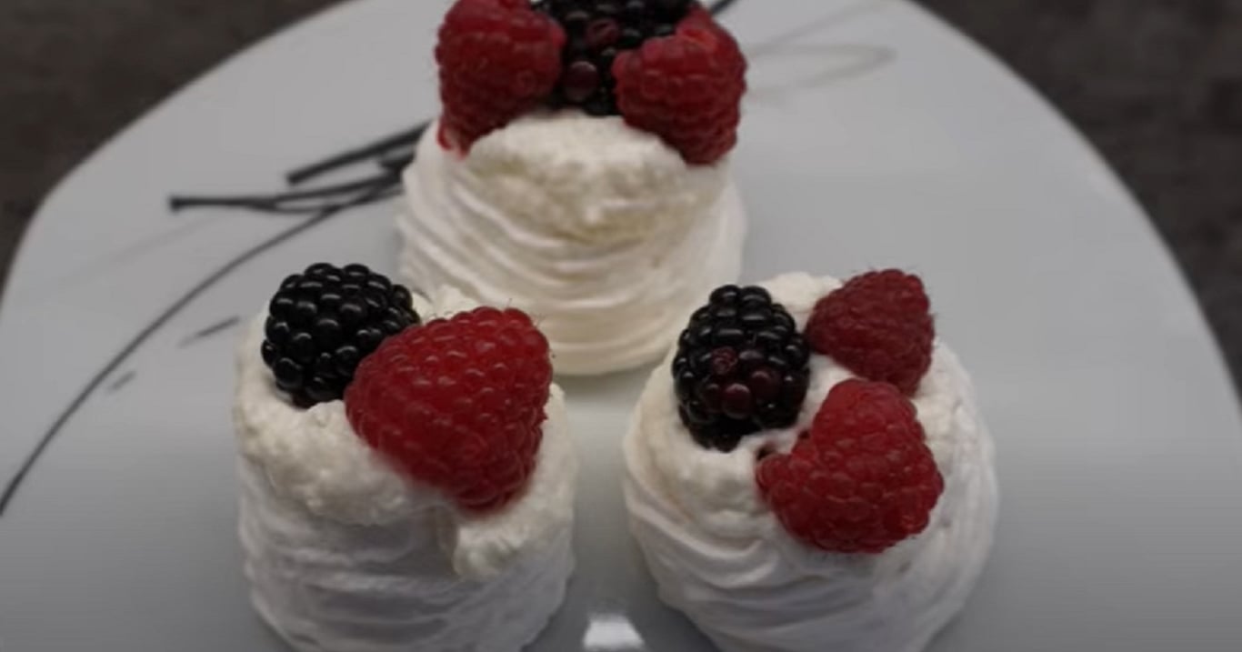 Konečně jsem našla recept na mini Pavlovy, které chutnají i vypadají jako z cukrárny – lepší se mi nikdy nepovedly