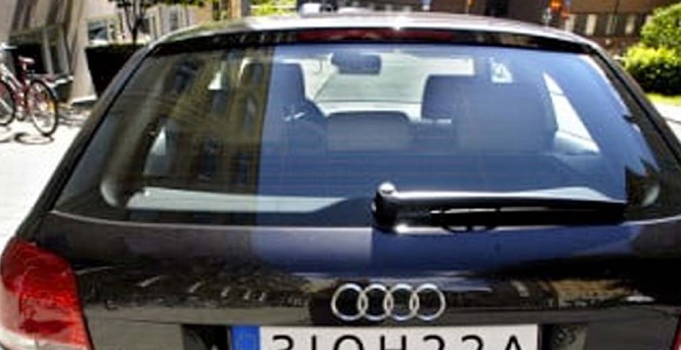 Byla mu zakázána SPZ na přání. Až ji uvidíte zrcadlově otočenou, tak pochopíte proč