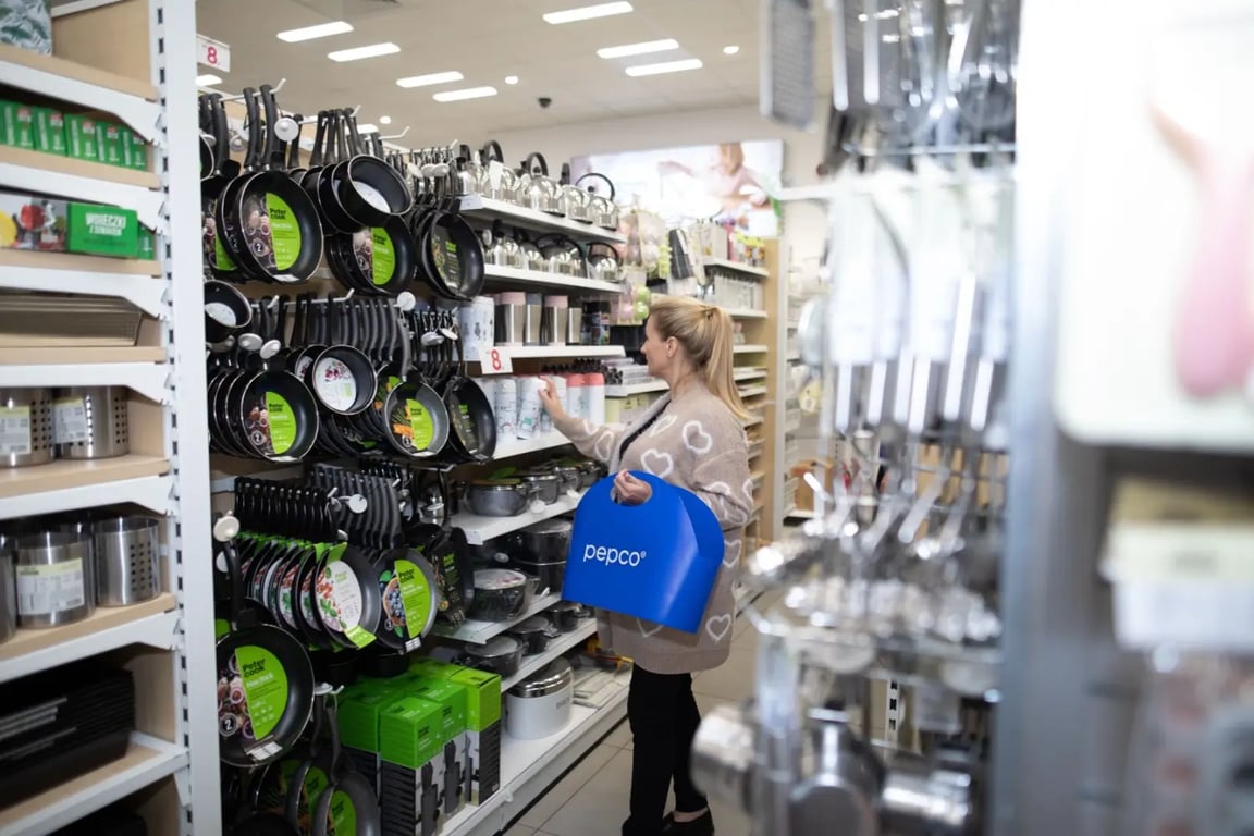Žena nakupuje kuchyňské vybavení v Pepcu