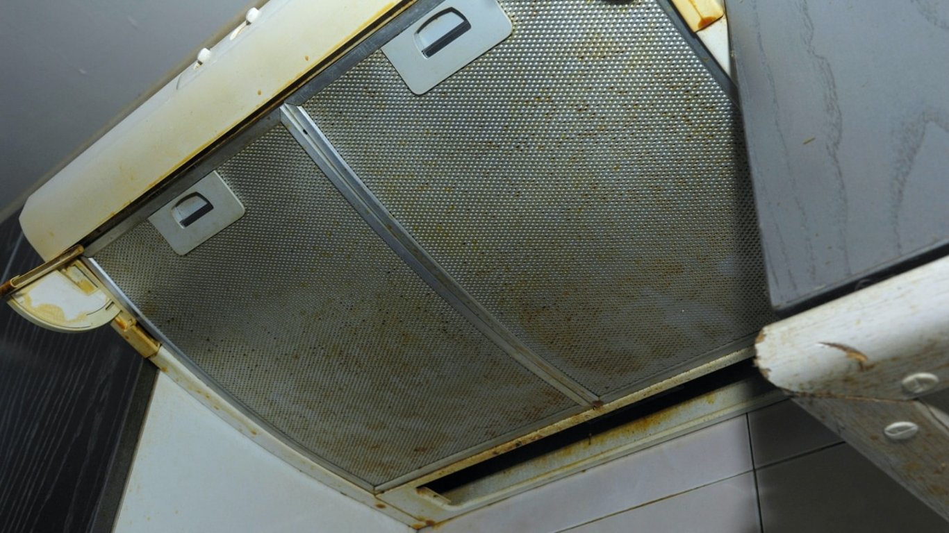 Čištění digestoře nemusí být otrava. Díky tomuto triku zmizí mastnota i prach za pár minut bez námahy