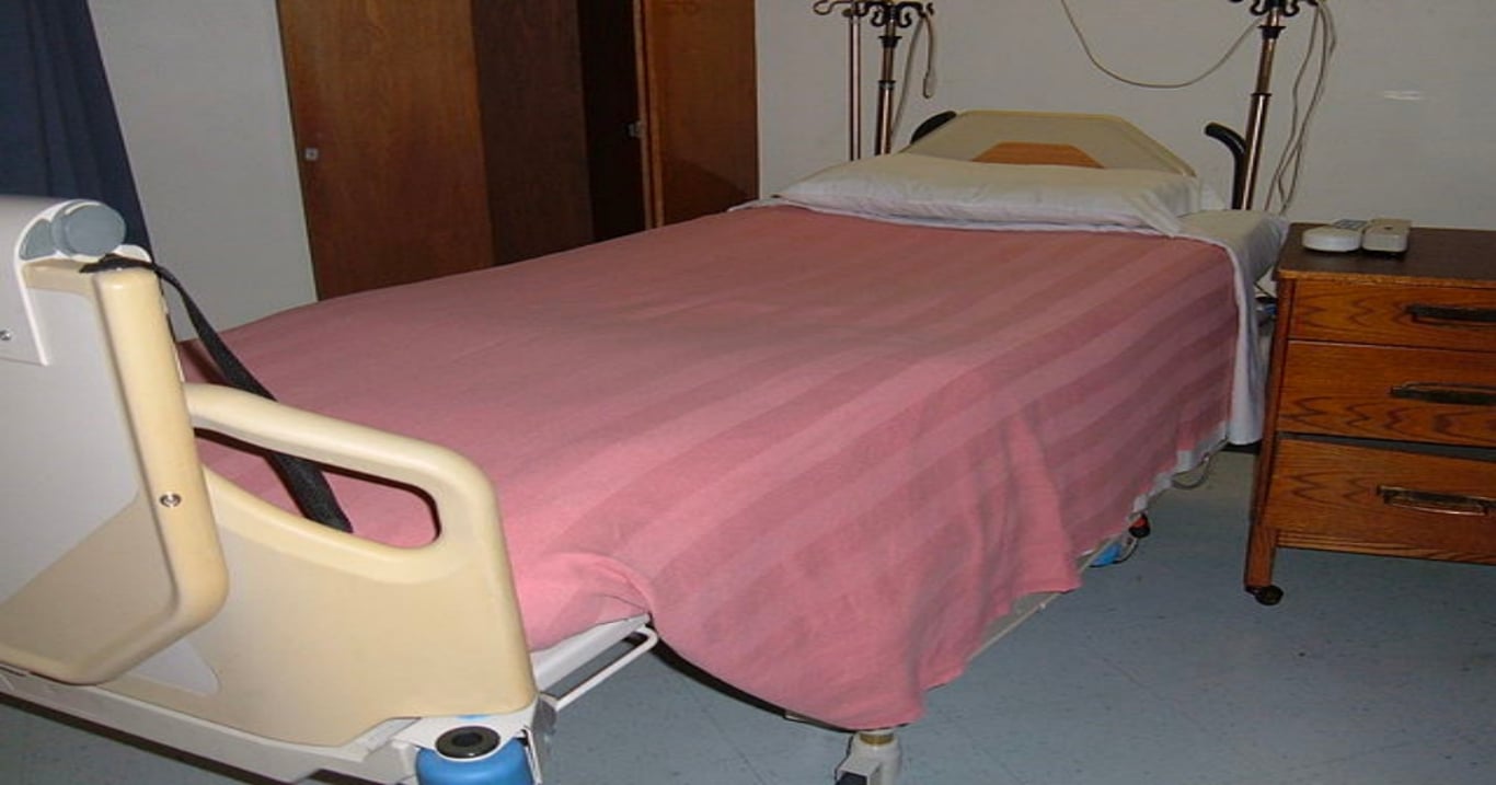 Pracovník hospice přistoupil k umírající důchodkyni, když spala a šel konat. Záznam z kamery vhání slzy do očí