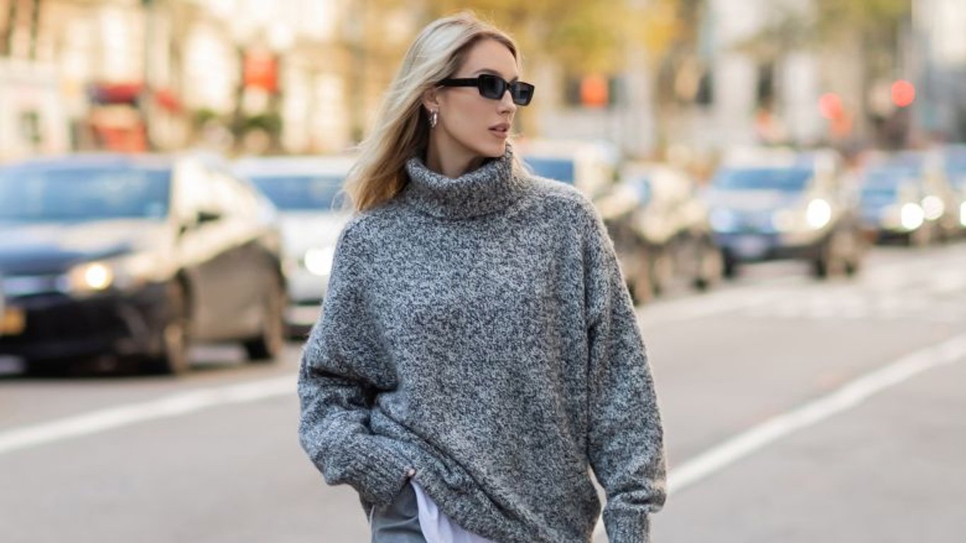 Žena v šedém svetru