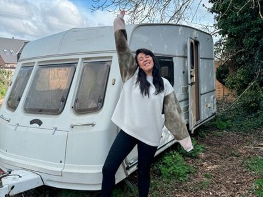 Plesnivý karavan proměnila v útulné bydlení. Stálo to méně než nájem v centru Prahy
