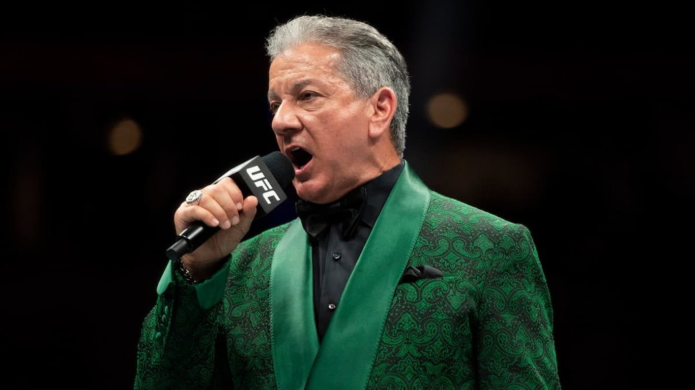 Úsměvný přešlap v UFC. Bruce Buffer vyhlásil špatného vítěze. Mikrofon mu vypnuli, diváci tápali