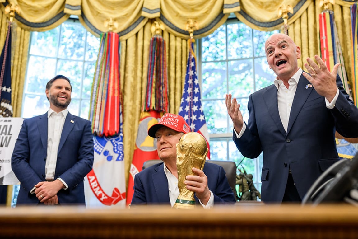 Proč byl šéf FIFA Gianni Infantino na mírovém summitu o Gaze? Patří politika do sportu?