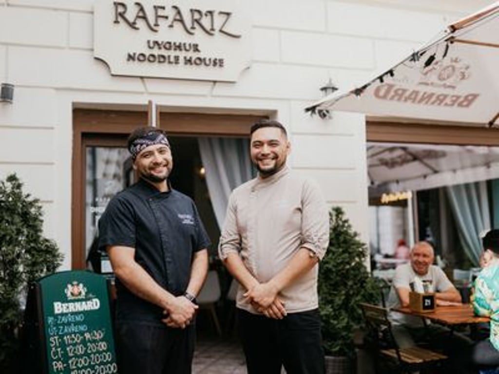 Ujgurští bratři dobyli Tábor. Pomohly jim v tom nudle od maminky a pokrmy z dětství