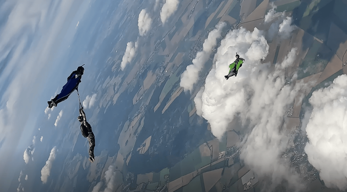 VIDEO: Parašutisté klouzají vzduchem. V Prostějově začíná mistrovství Evropy ve wingsuit-flyingu