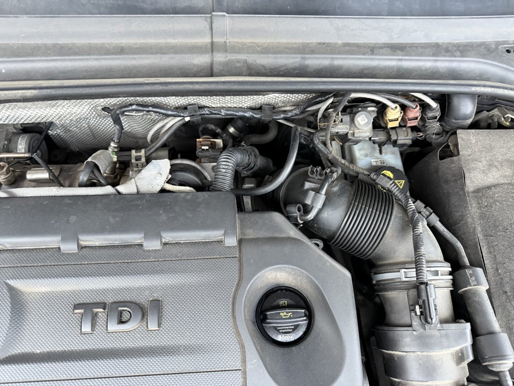 Nový zákaz spalovacích motorů schválen. Skončí miliony naftových a benzínových aut, Pražáci ale mají nohy na stole