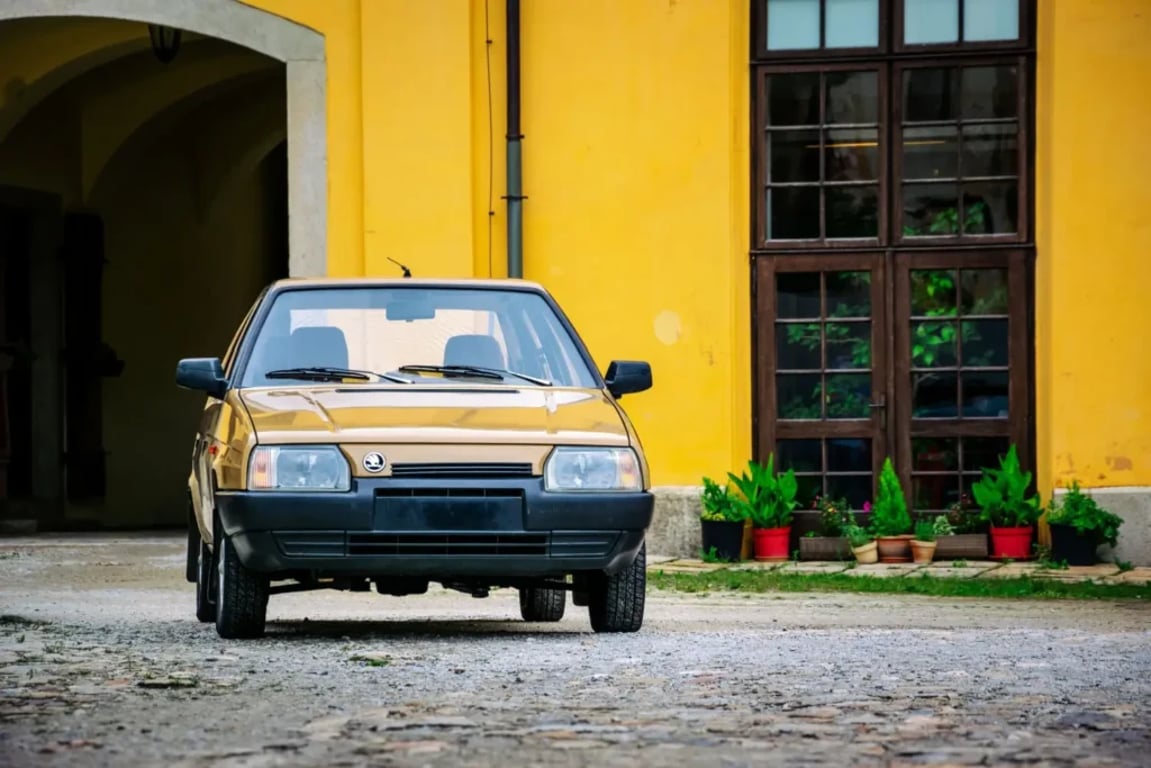 Klasická Škoda Favorit zaparkovaný před budovou