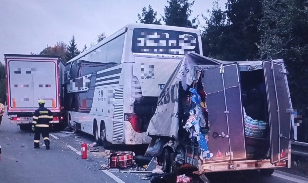 Na dálnici ráno boural autobus se 40 cestujícími. Střetl se s náklaďákem